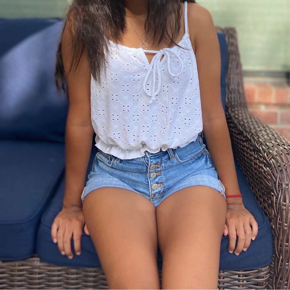 Hi! Selling this cute white top!